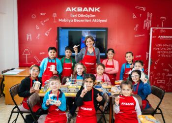 Akbank’tan deprem bölgesi okullara mobilya yardımı