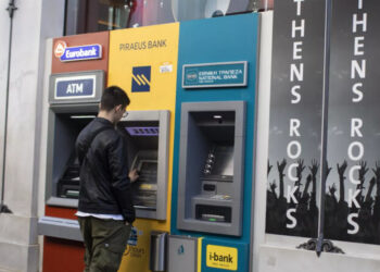 Yunanistan, para çeken müşterilerinden para  alan bankalar için ATM yasası çıkarttı!