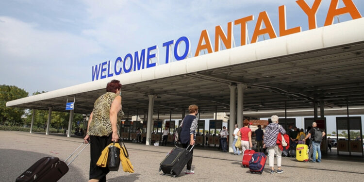 Döviz kazandıracak turist beklenirken Türkler döviz harcamaya koştu