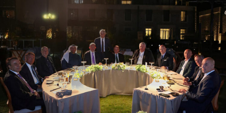 Resim altı (soldan sağa): Nuri Şahin, Ahmet Eren, Yaşar Aydın, Hesham Abdulla Al Qassim, Fuat Tosyalı, Recep Baştuğ (ayakta), Mehmet Cengiz, Zafer Kurşun, Ferit Şahenk, Zafer Yıldırım, Bülent Eczacıbaşı, Fettah Tamince.