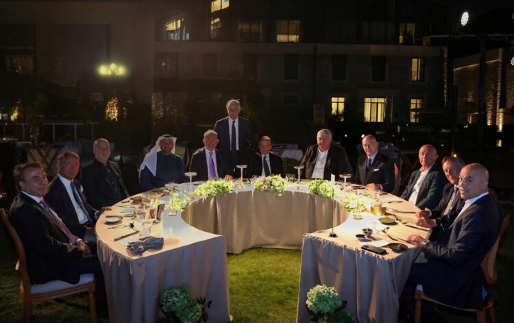 Resim altı (soldan sağa): Nuri Şahin, Ahmet Eren, Yaşar Aydın, Hesham Abdulla Al Qassim, Fuat Tosyalı, Recep Baştuğ (ayakta), Mehmet Cengiz, Zafer Kurşun, Ferit Şahenk, Zafer Yıldırım, Bülent Eczacıbaşı, Fettah Tamince.