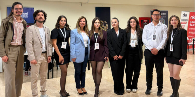 Hanife Fişek, Akdeniz Üniversitesi 360 Derece Finans Kulübü öğrencilerinin davetiyle düzenlenen Yeni Ekonomi Zirvesi’ne katıldı.