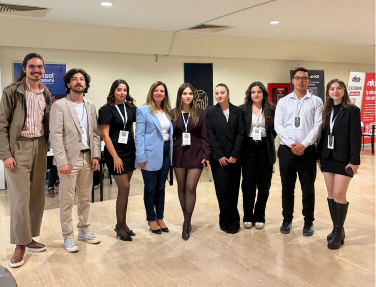 Hanife Fişek, Akdeniz Üniversitesi 360 Derece Finans Kulübü öğrencilerinin davetiyle düzenlenen Yeni Ekonomi Zirvesi’ne katıldı.