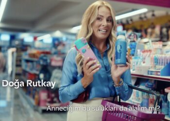 Doğa Rutkay QNB reklamına ikizleriyle çıktı